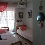 John's Home, σε οικογενειακό διαμέρισμα, συγκατοίκηση Wolos